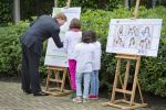 Wassenaar 25 september 2012
Prins Willem Alexander bestelt de eerst kinderpostzegels waarop foto's staan van prinses Amalia Ariane en Alexia. DE kinderen bellen aan bij de horsten.
Peter Smulders bv
