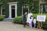 Wassenaar 25 september 2012
Prins Willem Alexander bestelt de eerst kinderpostzegels waarop foto's staan van prinses Amalia Ariane en Alexia. DE kinderen bellen aan bij de horsten.
Peter Smulders bv