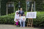 Wassenaar 25 september 2012
Prins Willem Alexander bestelt de eerst kinderpostzegels waarop foto's staan van prinses Amalia Ariane en Alexia. DE kinderen bellen aan bij de horsten.
Peter Smulders bv