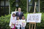 Wassenaar 25 september 2012
Prins Willem Alexander bestelt de eerst kinderpostzegels waarop foto's staan van prinses Amalia Ariane en Alexia. DE kinderen bellen aan bij de horsten.
Peter Smulders bv