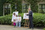 Wassenaar 25 september 2012
Prins Willem Alexander bestelt de eerst kinderpostzegels waarop foto's staan van prinses Amalia Ariane en Alexia. DE kinderen bellen aan bij de horsten.
Peter Smulders bv