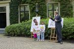 Wassenaar 25 september 2012
Prins Willem Alexander bestelt de eerst kinderpostzegels waarop foto's staan van prinses Amalia Ariane en Alexia. DE kinderen bellen aan bij de horsten.
Peter Smulders bv