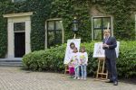 Wassenaar 25 september 2012
Prins Willem Alexander bestelt de eerst kinderpostzegels waarop foto's staan van prinses Amalia Ariane en Alexia. DE kinderen bellen aan bij de horsten.
Peter Smulders bv