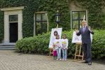 Wassenaar 25 september 2012
Prins Willem Alexander bestelt de eerst kinderpostzegels waarop foto's staan van prinses Amalia Ariane en Alexia. DE kinderen bellen aan bij de horsten.
Peter Smulders bv
