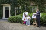 Wassenaar 25 september 2012
Prins Willem Alexander bestelt de eerst kinderpostzegels waarop foto's staan van prinses Amalia Ariane en Alexia. DE kinderen bellen aan bij de horsten.
Peter Smulders bv