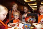 Amsterdam 10 oktober 2012
Tanja Jess Charly Luske en zoon Bobby bakken taartjes voor Kika in het krasnapolsky.
Peter Smulders bv