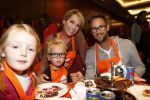 Amsterdam 10 oktober 2012
Tanja Jess Charly Luske en zoon Bobby bakken taartjes voor Kika in het krasnapolsky.
Peter Smulders bv