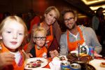 Amsterdam 10 oktober 2012
Tanja Jess Charly Luske en zoon Bobby bakken taartjes voor Kika in het krasnapolsky.
Peter Smulders bv