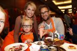 Amsterdam 10 oktober 2012
Tanja Jess Charly Luske en zoon Bobby bakken taartjes voor Kika in het krasnapolsky.
Peter Smulders bv