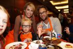 Amsterdam 10 oktober 2012
Tanja Jess Charly Luske en zoon Bobby bakken taartjes voor Kika in het krasnapolsky.
Peter Smulders bv