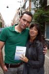 Amsterdam 17 september 2013
Katja Schuurman rijkt het eerst boek uit aan Johan Noorloos.
Amanda Krabbe