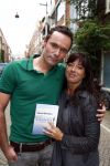 Amsterdam 17 september 2013
Katja Schuurman rijkt het eerst boek uit aan Johan Noorloos.
Amanda Krabbe