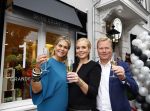 Oosterbeek 14 september 2013
Ronald Koeman op de Skin Cosmetics winkel van zijn vrouw Bartina en ochter Debbie.