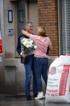 Amsterdam 11 oktober 2013
Caroline Tensen aan hetverhuizen van haar huur appartement naar haar nieuwe appartement aan de amstel . Vriend Ernst jan Smids kwam bloemen brengen en dochter Lotte Wisse hielp ook mee.