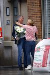 Amsterdam 11 oktober 2013
Caroline Tensen aan hetverhuizen van haar huur appartement naar haar nieuwe appartement aan de amstel . Vriend Ernst jan Smids kwam bloemen brengen en dochter Lotte Wisse hielp ook mee.