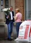 Amsterdam 11 oktober 2013
Caroline Tensen aan hetverhuizen van haar huur appartement naar haar nieuwe appartement aan de amstel . Vriend Ernst jan Smids kwam bloemen brengen en dochter Lotte Wisse hielp ook mee.