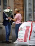 Amsterdam 11 oktober 2013
Caroline Tensen aan hetverhuizen van haar huur appartement naar haar nieuwe appartement aan de amstel . Vriend Ernst jan Smids kwam bloemen brengen en dochter Lotte Wisse hielp ook mee.
