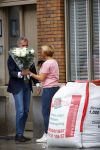 Amsterdam 11 oktober 2013
Caroline Tensen aan hetverhuizen van haar huur appartement naar haar nieuwe appartement aan de amstel . Vriend Ernst jan Smids kwam bloemen brengen en dochter Lotte Wisse hielp ook mee.