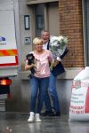 Amsterdam 11 oktober 2013
Caroline Tensen aan hetverhuizen van haar huur appartement naar haar nieuwe appartement aan de amstel . Vriend Ernst jan Smids kwam bloemen brengen en dochter Lotte Wisse hielp ook mee.