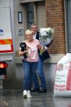 Amsterdam 11 oktober 2013
Caroline Tensen aan hetverhuizen van haar huur appartement naar haar nieuwe appartement aan de amstel . Vriend Ernst jan Smids kwam bloemen brengen en dochter Lotte Wisse hielp ook mee.