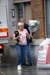 Amsterdam 11 oktober 2013
Caroline Tensen aan hetverhuizen van haar huur appartement naar haar nieuwe appartement aan de amstel . Vriend Ernst jan Smids kwam bloemen brengen en dochter Lotte Wisse hielp ook mee.