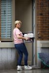 Amsterdam 11 oktober 2013
Caroline Tensen aan hetverhuizen van haar huur appartement naar haar nieuwe appartement aan de amstel . Vriend Ernst jan Smids kwam bloemen brengen en dochter Lotte Wisse hielp ook mee.