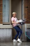 Amsterdam 11 oktober 2013
Caroline Tensen aan hetverhuizen van haar huur appartement naar haar nieuwe appartement aan de amstel . Vriend Ernst jan Smids kwam bloemen brengen en dochter Lotte Wisse hielp ook mee.