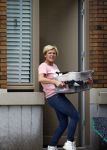 Amsterdam 11 oktober 2013
Caroline Tensen aan hetverhuizen van haar huur appartement naar haar nieuwe appartement aan de amstel . Vriend Ernst jan Smids kwam bloemen brengen en dochter Lotte Wisse hielp ook mee.