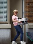 Amsterdam 11 oktober 2013
Caroline Tensen aan hetverhuizen van haar huur appartement naar haar nieuwe appartement aan de amstel . Vriend Ernst jan Smids kwam bloemen brengen en dochter Lotte Wisse hielp ook mee.