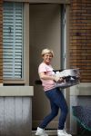 Amsterdam 11 oktober 2013
Caroline Tensen aan hetverhuizen van haar huur appartement naar haar nieuwe appartement aan de amstel . Vriend Ernst jan Smids kwam bloemen brengen en dochter Lotte Wisse hielp ook mee.