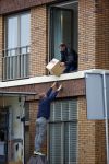 Amsterdam 11 oktober 2013
Caroline Tensen aan hetverhuizen van haar huur appartement naar haar nieuwe appartement aan de amstel . Vriend Ernst jan Smids kwam bloemen brengen en dochter Lotte Wisse hielp ook mee.