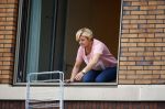 Amsterdam 11 oktober 2013
Caroline Tensen aan hetverhuizen van haar huur appartement naar haar nieuwe appartement aan de amstel . Vriend Ernst jan Smids kwam bloemen brengen en dochter Lotte Wisse hielp ook mee.