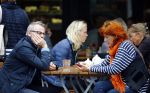 Amsterdam 4 oktober 2013
Chazia Mourali met man op terras.