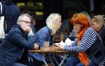 Amsterdam 4 oktober 2013
Chazia Mourali met man op terras.