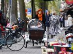 Amsterdam 4 oktober 2013
Chazia Mourali met man op terras.