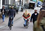Amsterdam 10 oktober 2013
Chris Zegers met zijn vriendin Marije Braber en hun zoontje Eden op de fiets.