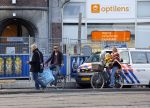 Amsterdam 10 oktober 2013
Chris Zegers met zijn vriendin Marije Braber en hun zoontje Eden op de fiets.