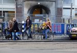 Amsterdam 10 oktober 2013
Chris Zegers met zijn vriendin Marije Braber en hun zoontje Eden op de fiets.