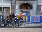 Amsterdam 10 oktober 2013
Chris Zegers met zijn vriendin Marije Braber en hun zoontje Eden op de fiets.