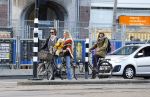 Amsterdam 10 oktober 2013
Chris Zegers met zijn vriendin Marije Braber en hun zoontje Eden op de fiets.
