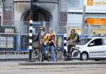 Amsterdam 10 oktober 2013
Chris Zegers met zijn vriendin Marije Braber en hun zoontje Eden op de fiets.
