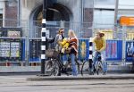 Amsterdam 10 oktober 2013
Chris Zegers met zijn vriendin Marije Braber en hun zoontje Eden op de fiets.