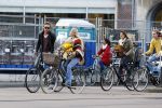 Amsterdam 10 oktober 2013
Chris Zegers met zijn vriendin Marije Braber en hun zoontje Eden op de fiets.