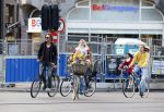 Amsterdam 10 oktober 2013
Chris Zegers met zijn vriendin Marije Braber en hun zoontje Eden op de fiets.