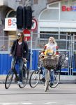 Amsterdam 10 oktober 2013
Chris Zegers met zijn vriendin Marije Braber en hun zoontje Eden op de fiets.