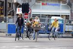 Amsterdam 10 oktober 2013
Chris Zegers met zijn vriendin Marije Braber en hun zoontje Eden op de fiets.