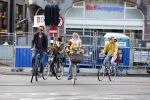 Amsterdam 10 oktober 2013
Chris Zegers met zijn vriendin Marije Braber en hun zoontje Eden op de fiets.