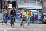 Amsterdam 10 oktober 2013
Chris Zegers met zijn vriendin Marije Braber en hun zoontje Eden op de fiets.