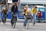 Amsterdam 10 oktober 2013
Chris Zegers met zijn vriendin Marije Braber en hun zoontje Eden op de fiets.