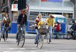 Amsterdam 10 oktober 2013
Chris Zegers met zijn vriendin Marije Braber en hun zoontje Eden op de fiets.